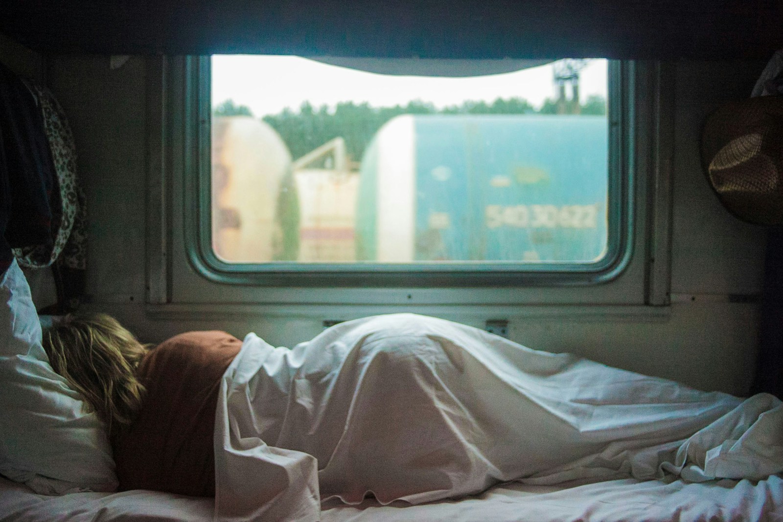 vrouw slaapt in een camper