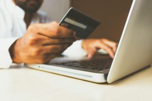 iemand met een laptop en een pasje